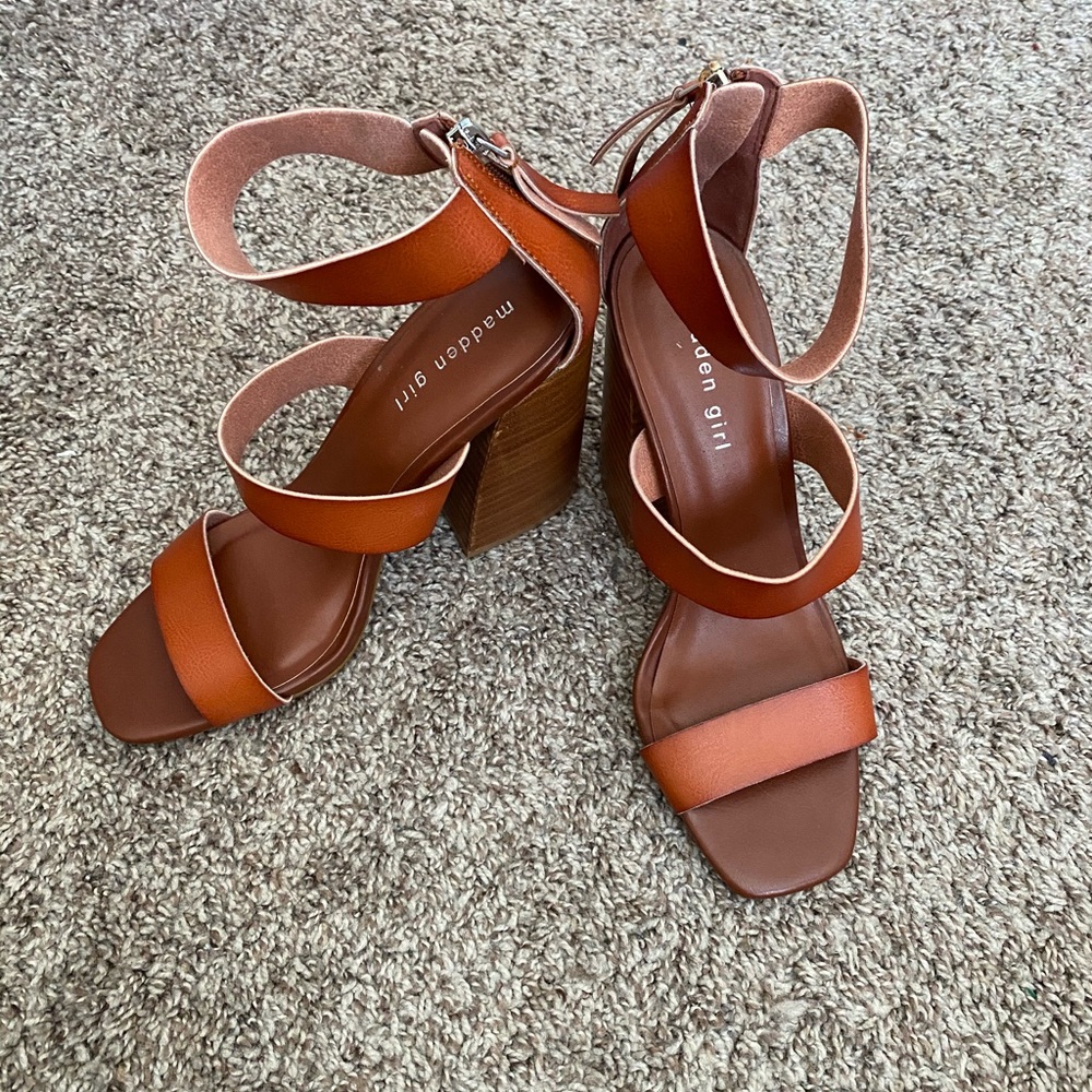 NWOT STEVE MADDEN SANDAL